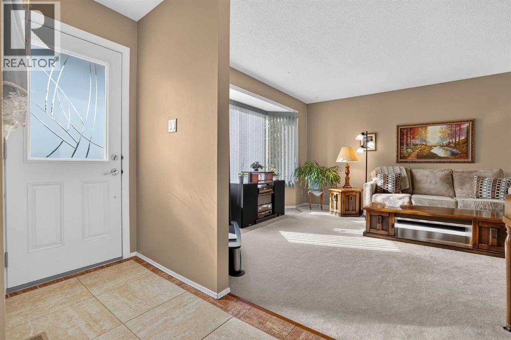 172 Queensland Road Se, Calgary, Alberta T2J 3S2 - Photo 5 - A2333562