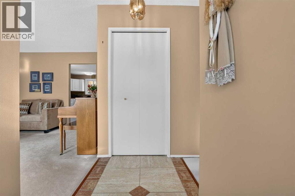 172 Queensland Road Se, Calgary, Alberta T2J 3S2 - Photo 2 - A2333562