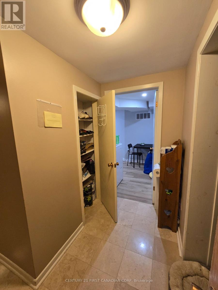 Lower - 54 Waterford Drive, Toronto, Ontario  M9R 2N6 - Photo 5 - W14091148