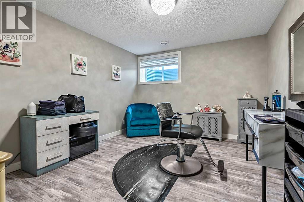 130 Riverside Crescent NW