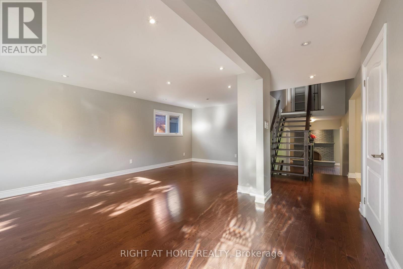 21 Cleethorpes Boulevard, Toronto, Ontario  M1S 2S7 - Photo 2 - E14091212
