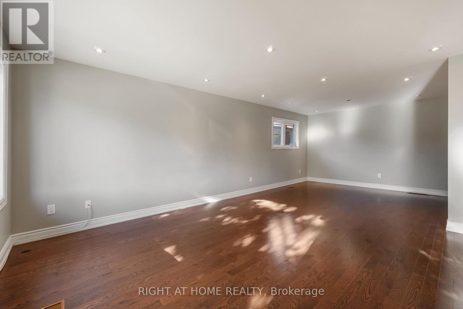21 Cleethorpes Boulevard, Toronto, Ontario  M1S 2S7 - Photo 4 - E14091212