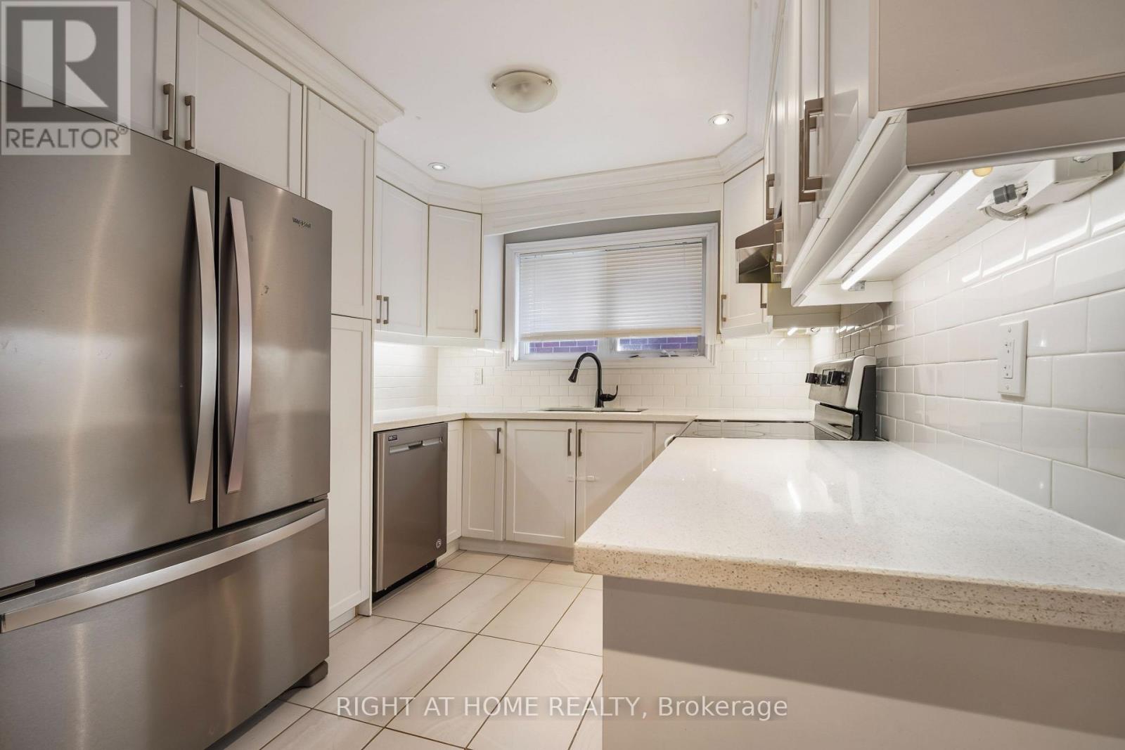 21 Cleethorpes Boulevard, Toronto, Ontario  M1S 2S7 - Photo 8 - E14091212