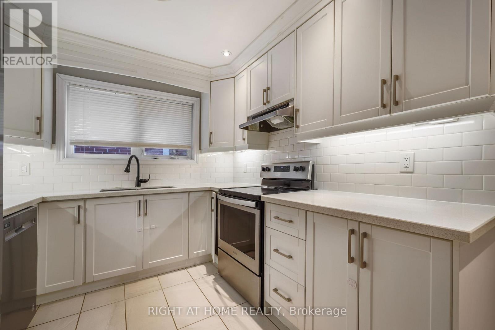 21 Cleethorpes Boulevard, Toronto, Ontario  M1S 2S7 - Photo 9 - E14091212