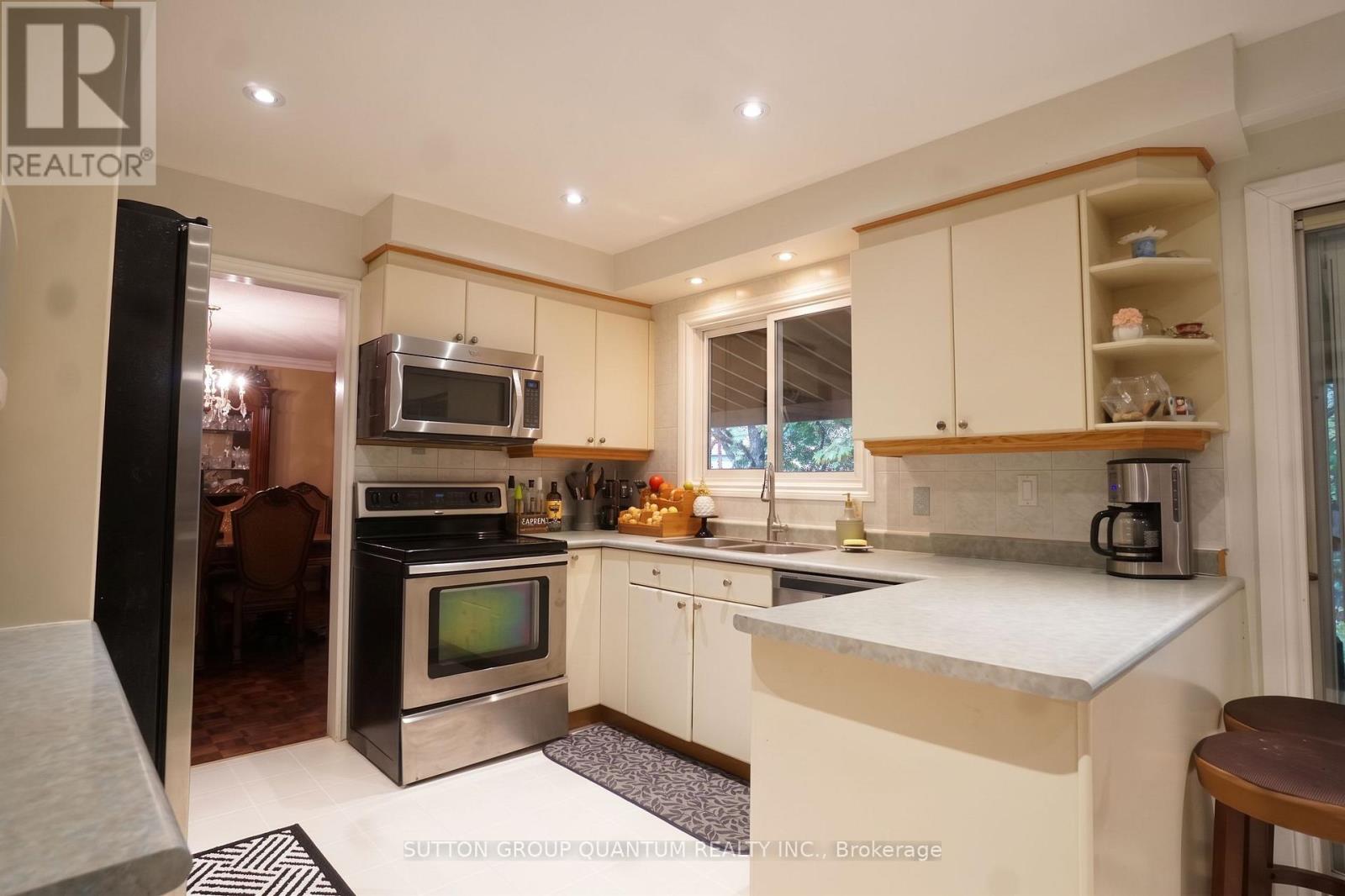 1005 Fredonia Drive, Mississauga, Ontario  L5C 2W5 - Photo 5 - W14091204