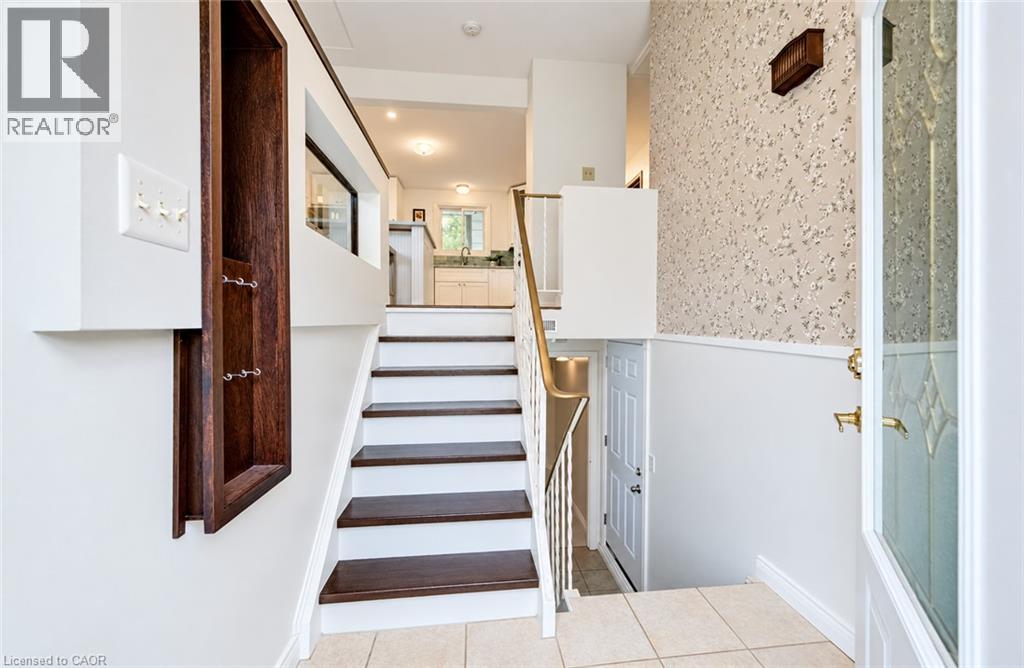 404 Lakeview Drive, Waterloo, Ontario  N2L 4Z6 - Photo 5 - 40870476
