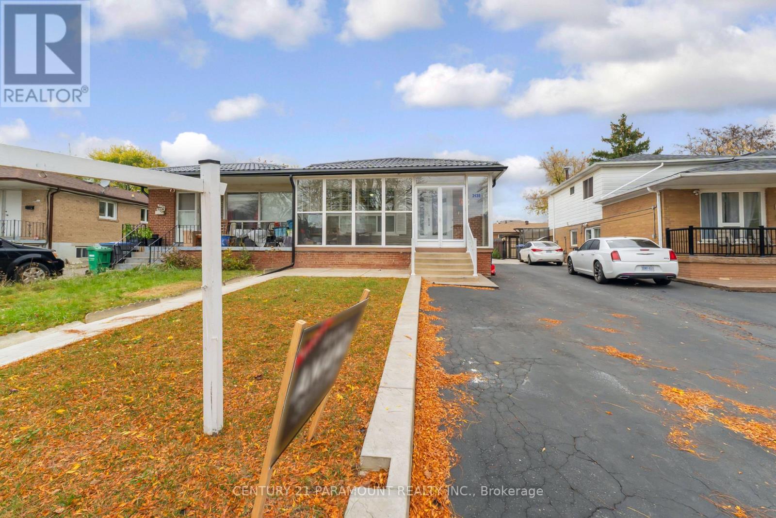 3135 Purnell Court, Mississauga, Ontario  L4T 2J7 - Photo 2 - W14091598