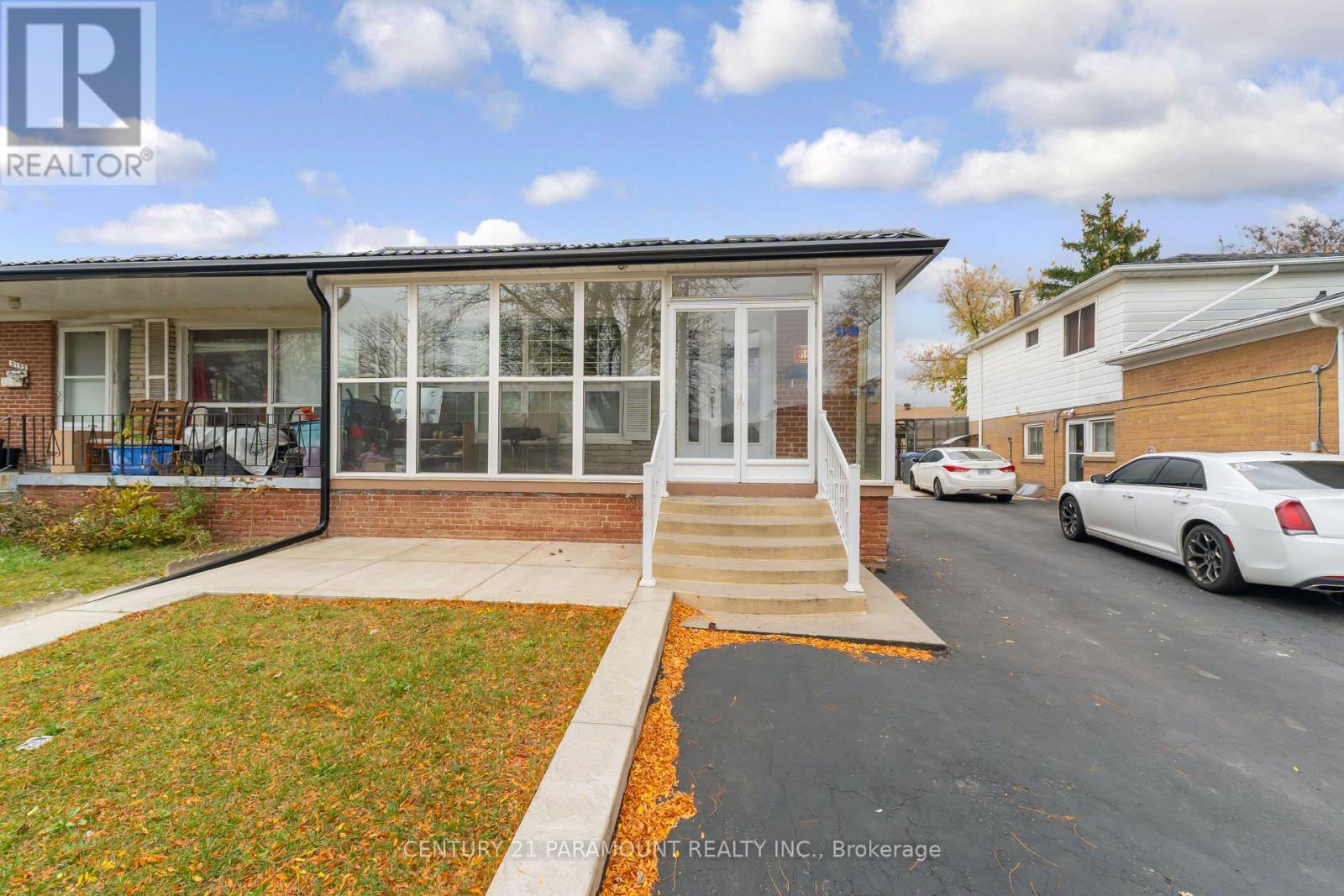 3135 Purnell Court, Mississauga, Ontario  L4T 2J7 - Photo 3 - W14091598