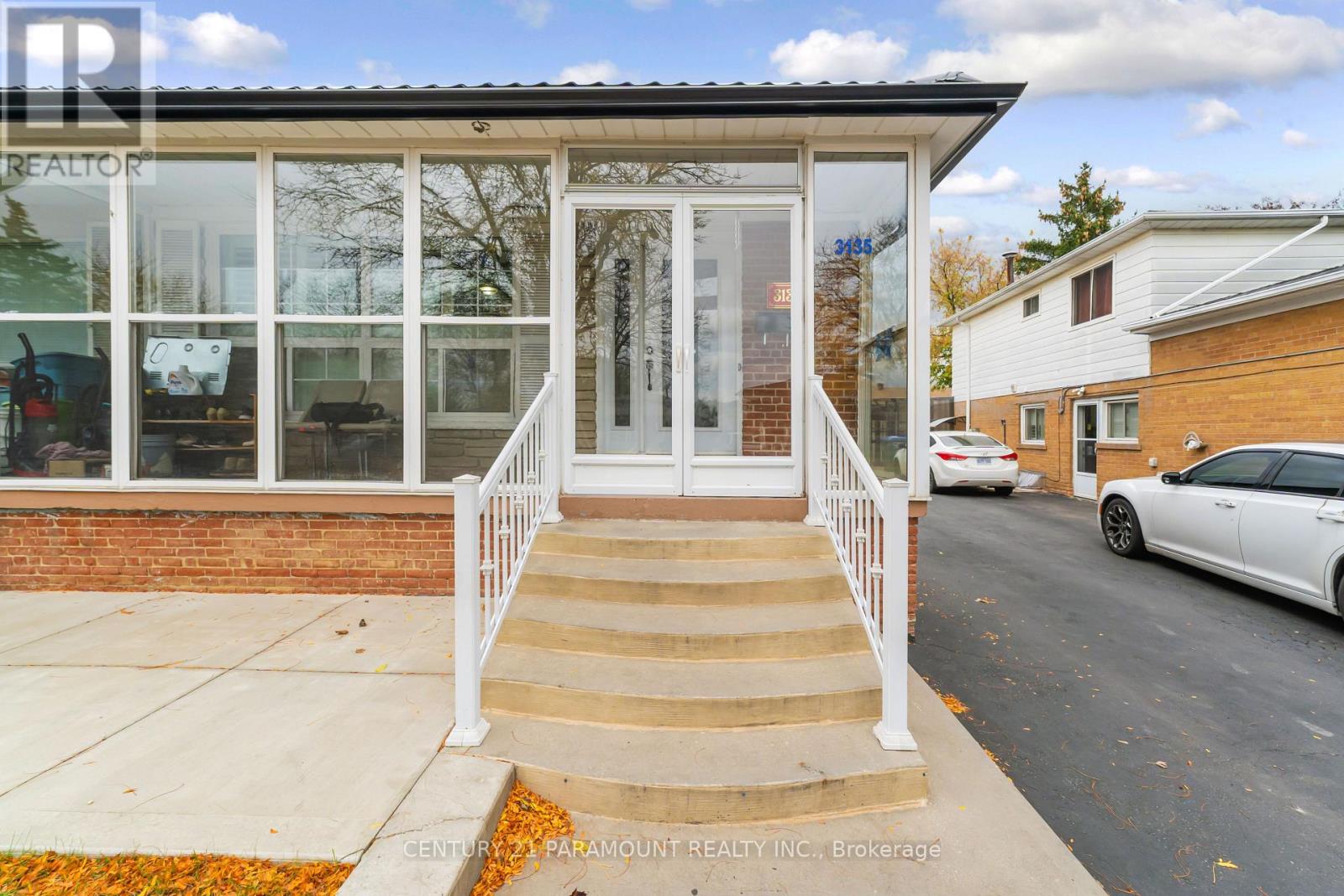 3135 Purnell Court, Mississauga, Ontario  L4T 2J7 - Photo 4 - W14091598