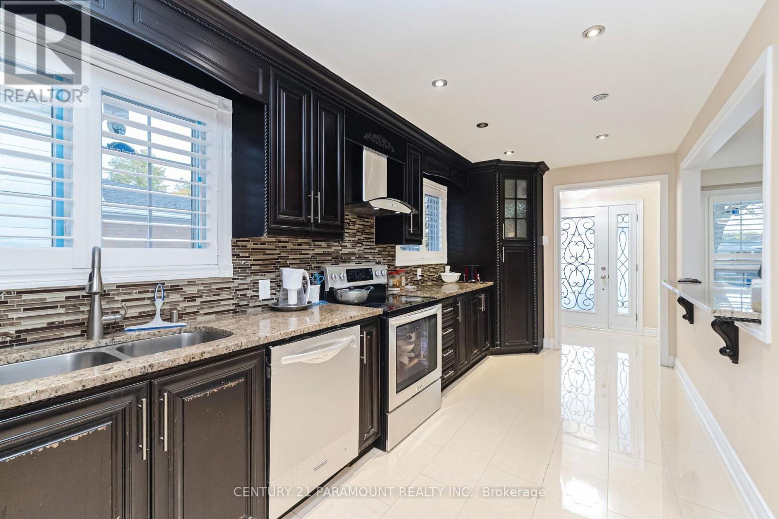 3135 Purnell Court, Mississauga, Ontario  L4T 2J7 - Photo 5 - W14091598