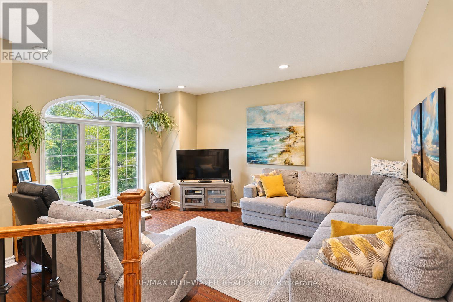 9879 Leonard Street, Lambton Shores, Ontario  N0M 1T0 - Photo 11 - X14091836