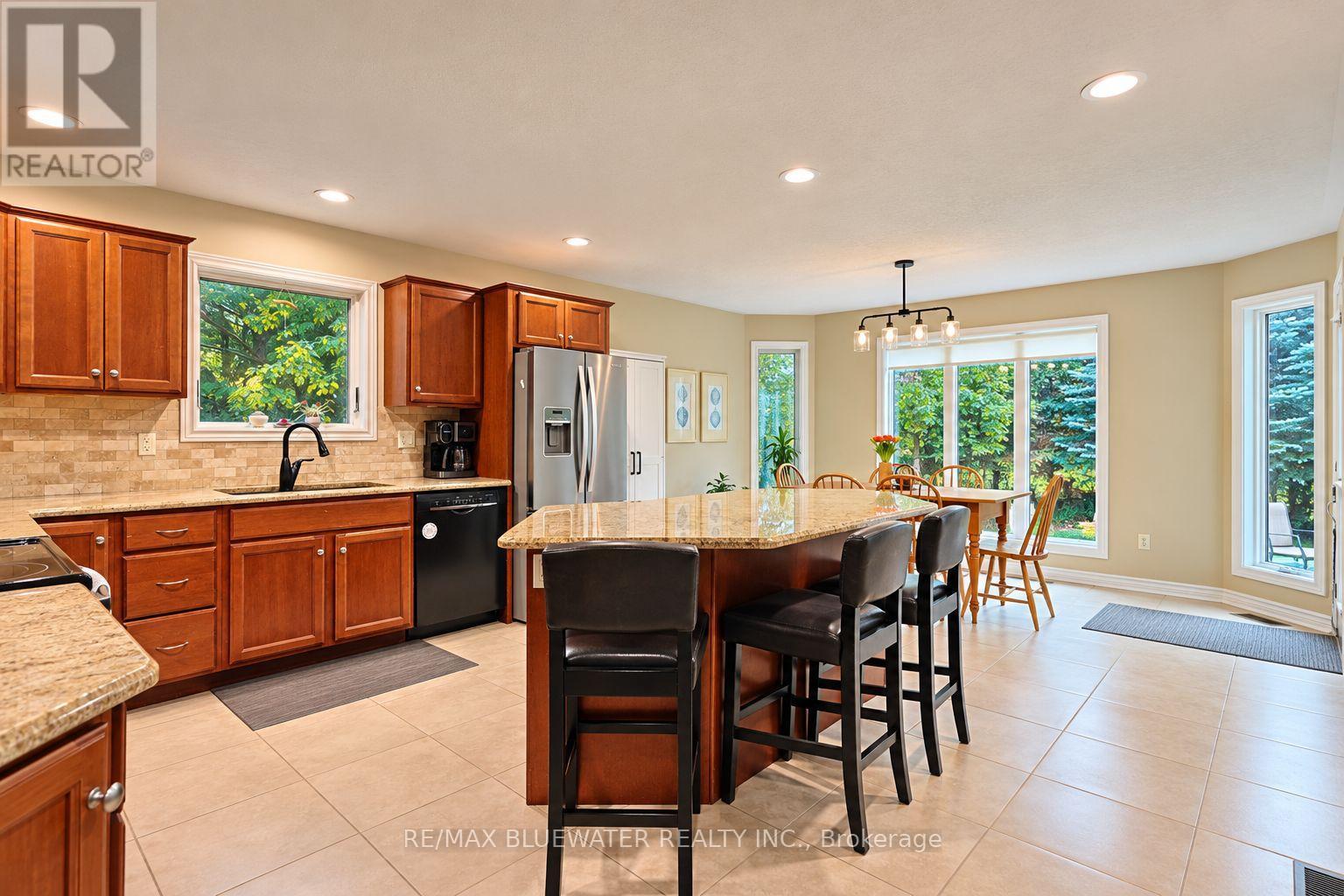 9879 Leonard Street, Lambton Shores, Ontario  N0M 1T0 - Photo 13 - X14091836