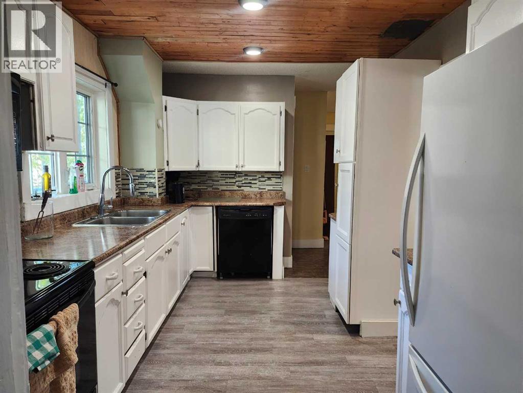 274 3 Street W