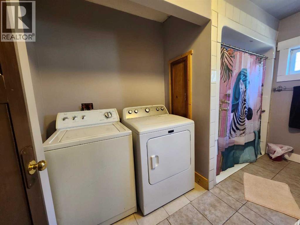274 3 Street W
