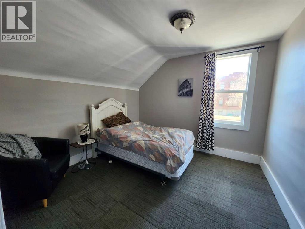 274 3 Street W
