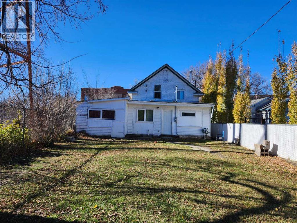 274 3 Street W