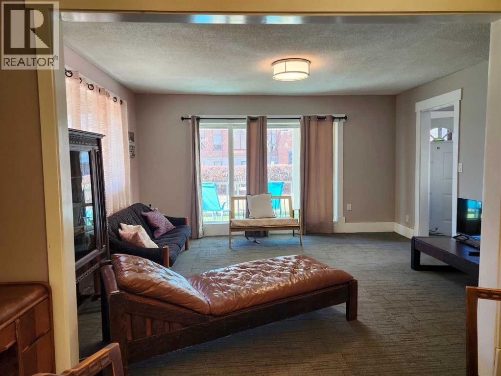 274 3 Street W