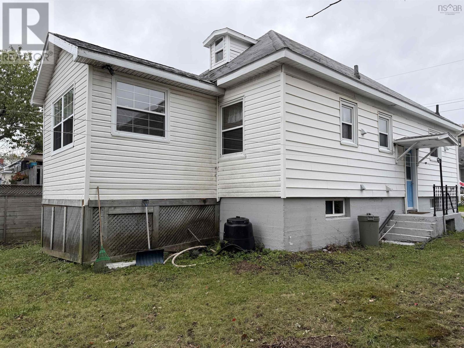 208 Dillon Street, Sydney, Nova Scotia  B1P 5C2 - Photo 3 - 202626095