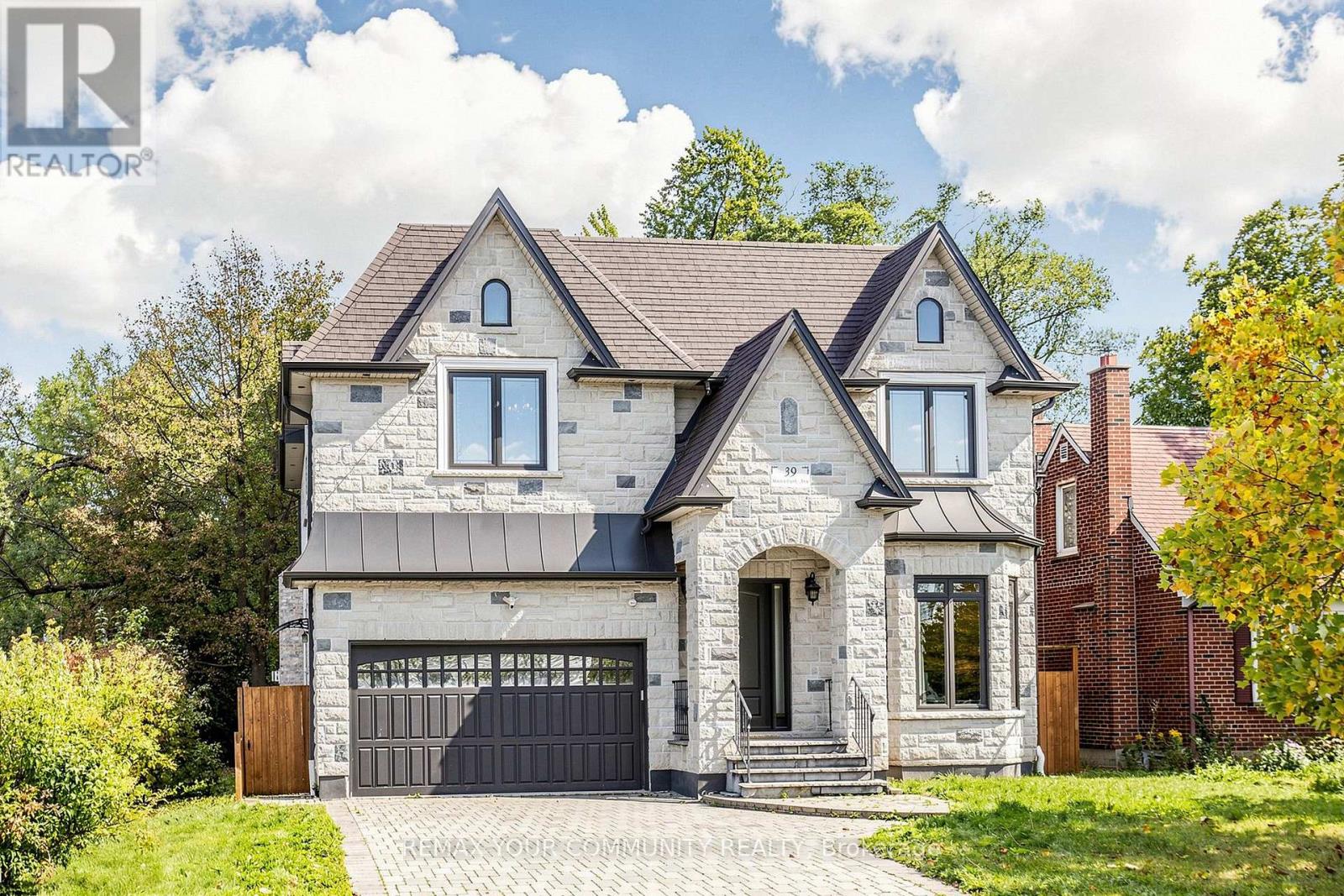 39 MOORE PARK AVENUE, Toronto, Ontario
