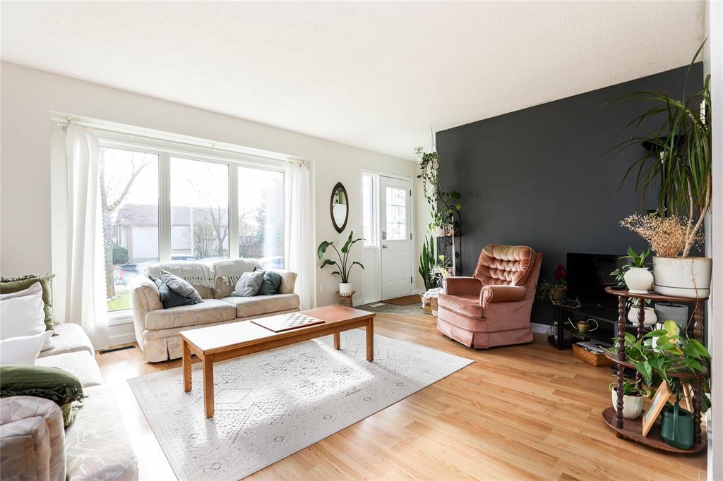 40 Maplegrove Road, Winnipeg, Manitoba  R2V 4J3 - Photo 2 - 202625896
