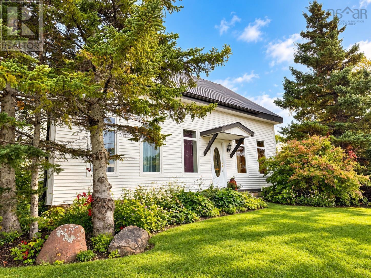 13 Wolsley Street, Springhill, Nova Scotia  B0M 1X0 - Photo 2 - 202625106