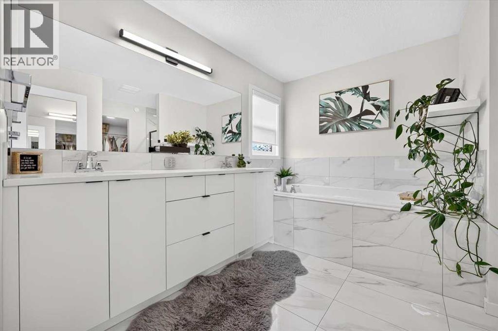 32 Cranbrook Bay SE