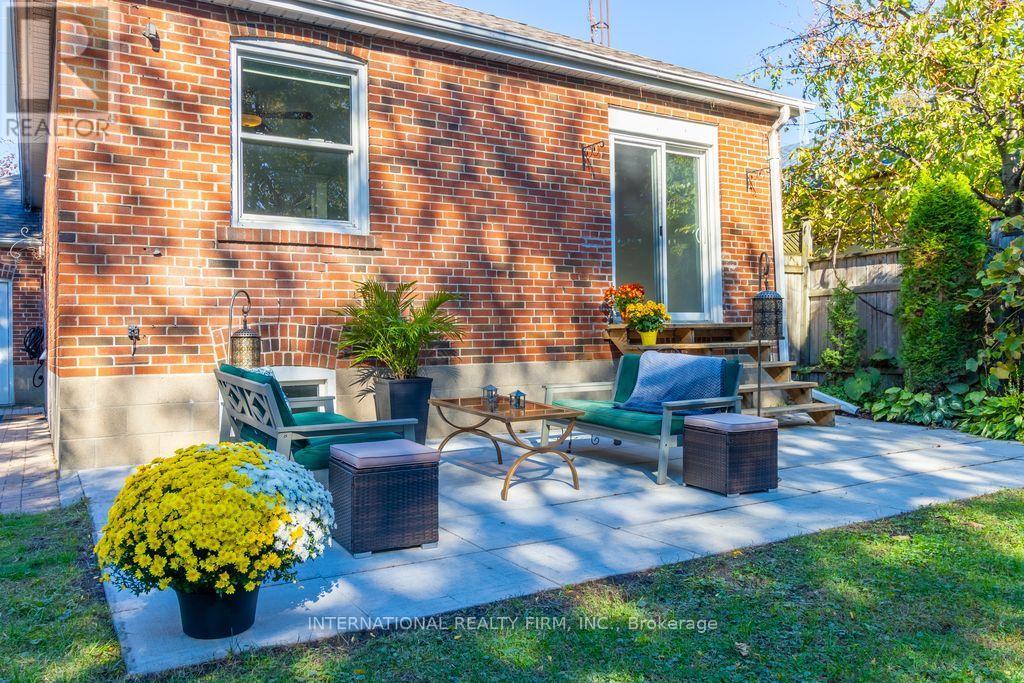 582 South Service Road, Mississauga, Ontario  L5G 2S6 - Photo 3 - W14083552