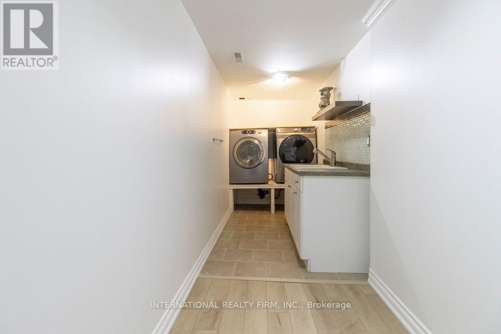 582 South Service Road, Mississauga, Ontario  L5G 2S6 - Photo 2 - W14083552