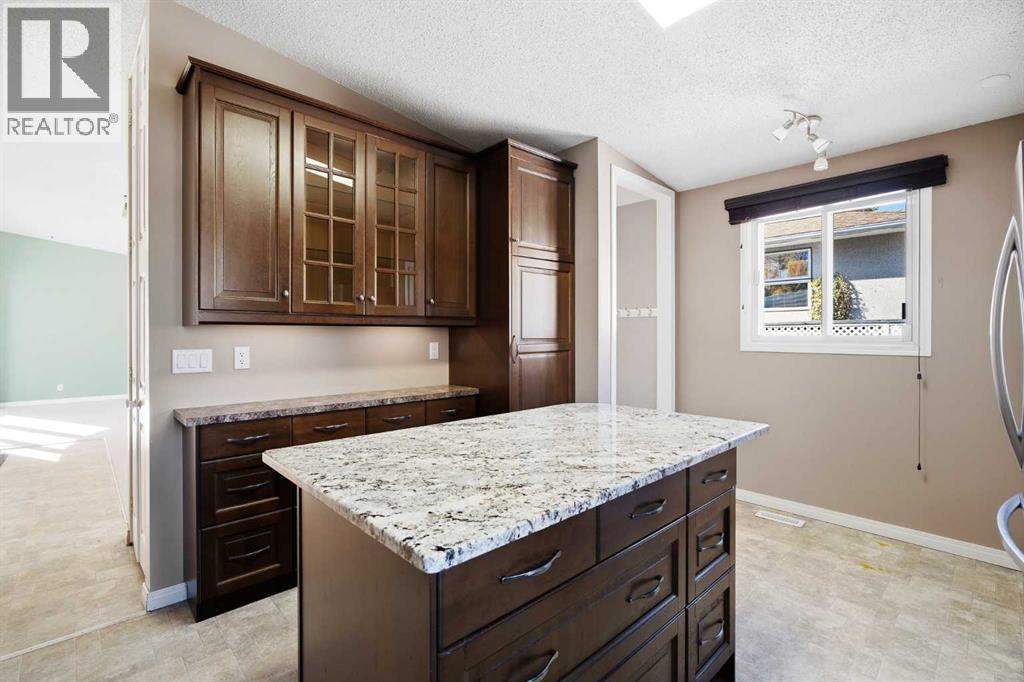 163 Westwood Drive Sw, Calgary, Alberta  T3C 2W2 - Photo 10 - A2351223