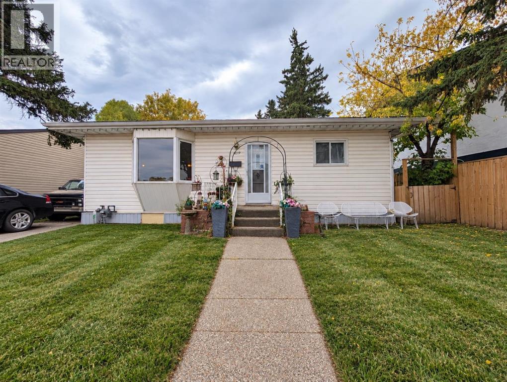 8119 34 Avenue Nw, Calgary, Alberta  T3B 1P8 - Photo 2 - A2348645