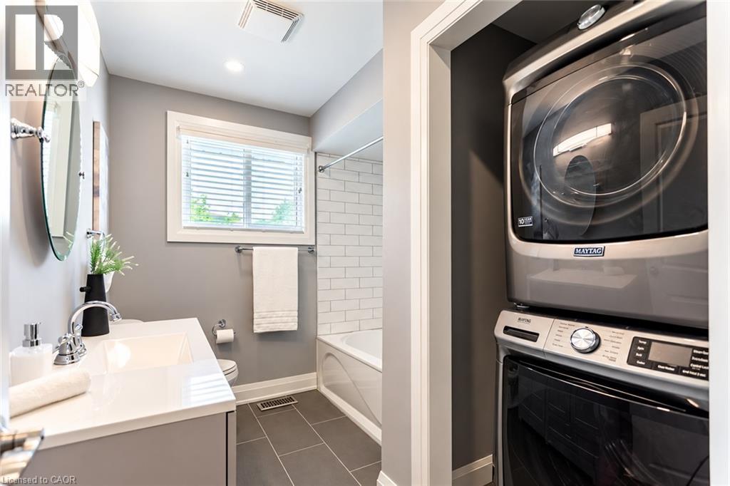 576 Turner Drive, Burlington, Ontario  L7L 2W7 - Photo 3 - 40872202
