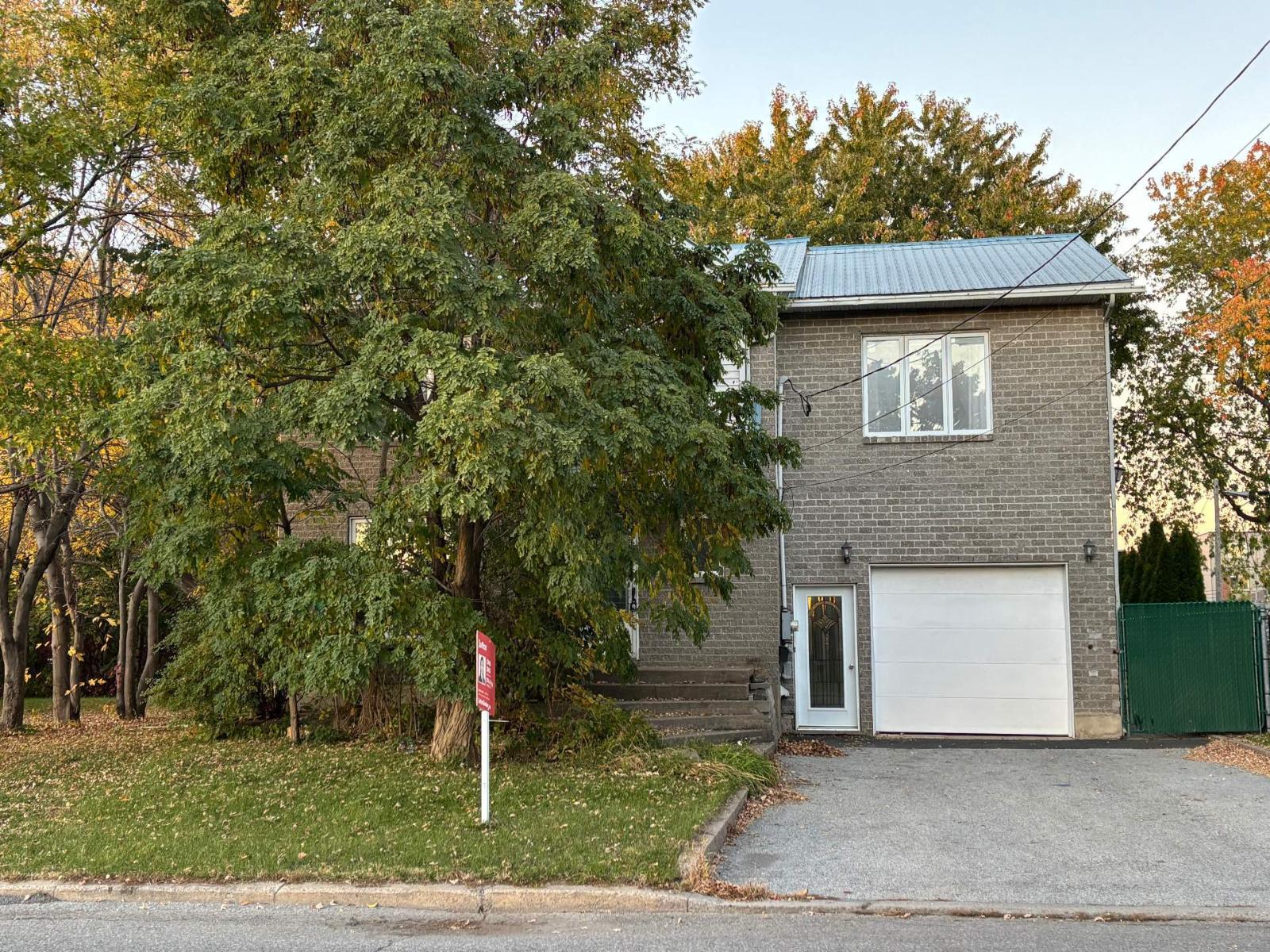 345 Rue Léon-Bloy E. La Prairie Quebec Canada J5R3G7 2