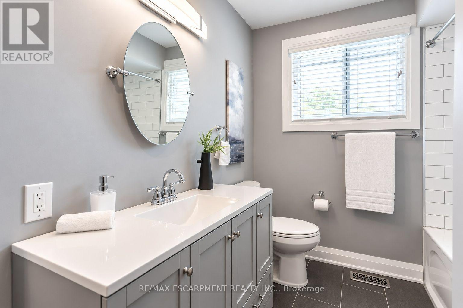 Main - 576 Turner Drive, Burlington, Ontario  L7L 2W7 - Photo 5 - W14092210