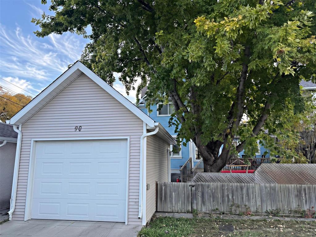 90 COBOURG Avenue Winnipeg Manitoba Canada R2L0H5 4