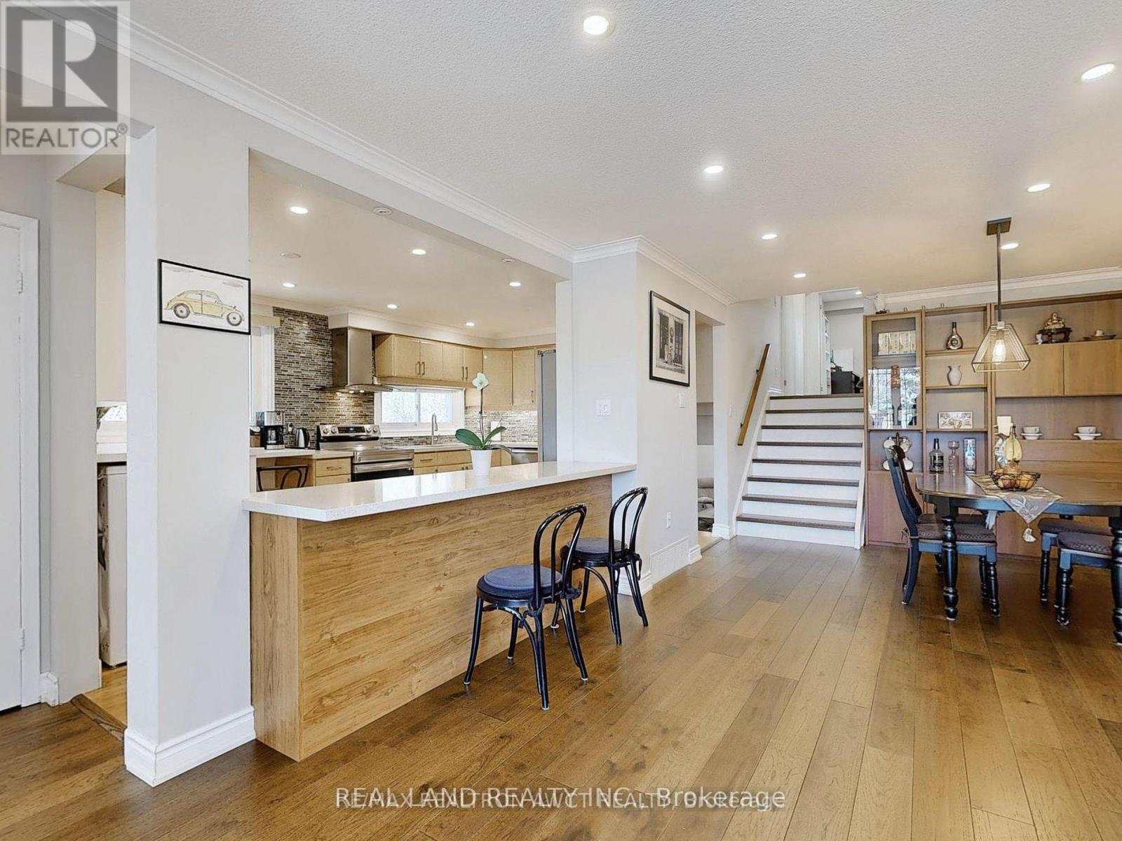 26 GREYHOUND DRIVE E