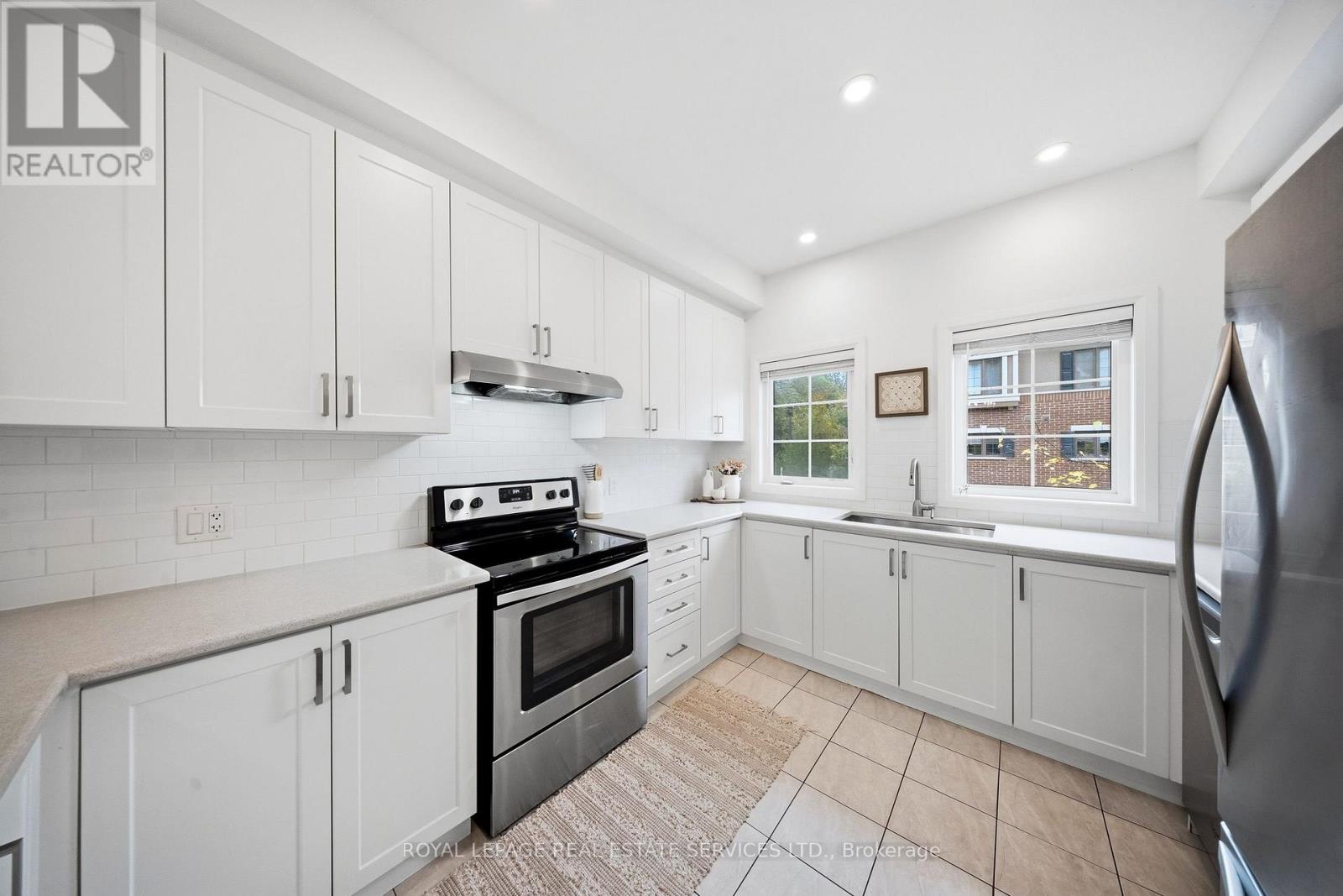 1233 Azinger Lane, Mississauga, Ontario  L5E 0A7 - Photo 12 - W14092422