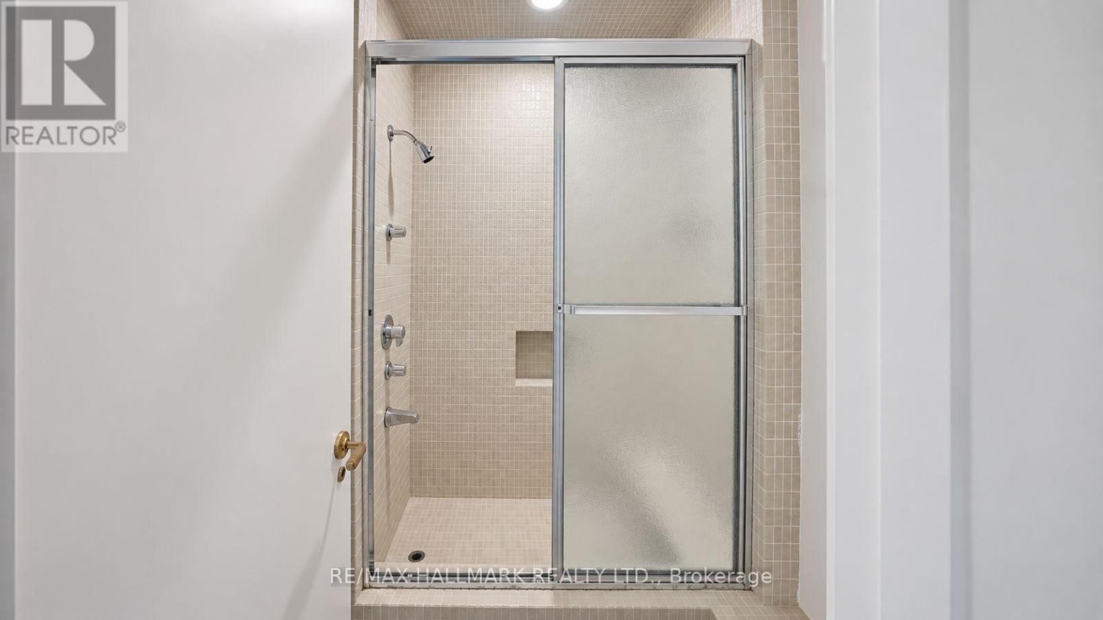 16 Royal Oak Drive, Toronto, Ontario  M3C 2M2 - Photo 17 - C14092744