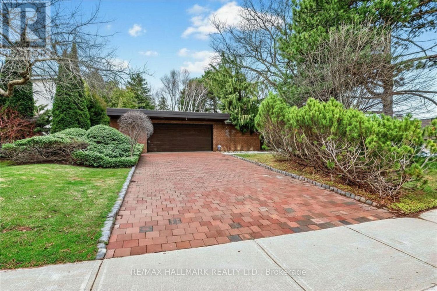16 Royal Oak Drive, Toronto, Ontario  M3C 2M2 - Photo 2 - C14092744