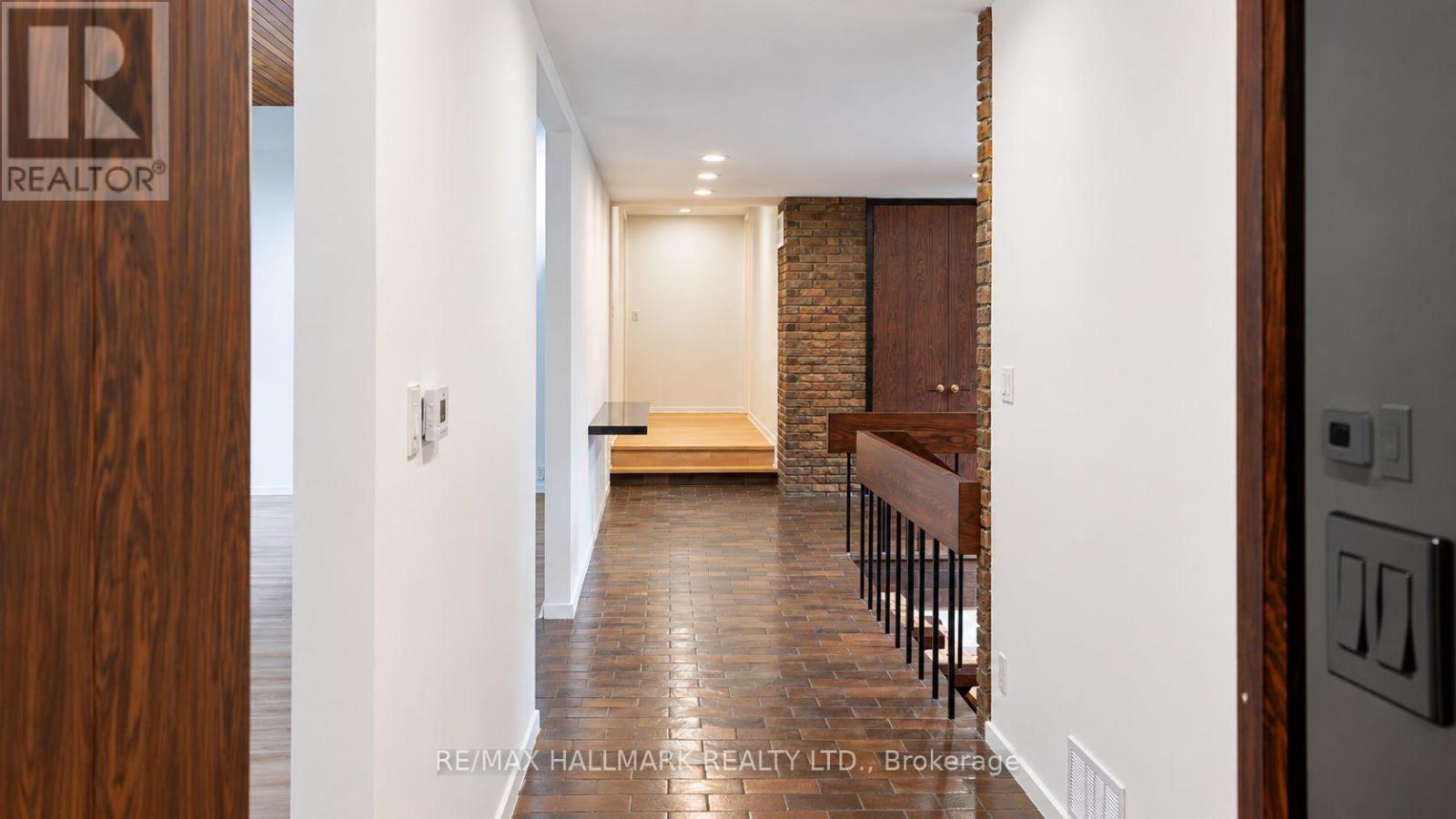 16 Royal Oak Drive, Toronto, Ontario  M3C 2M2 - Photo 4 - C14092744