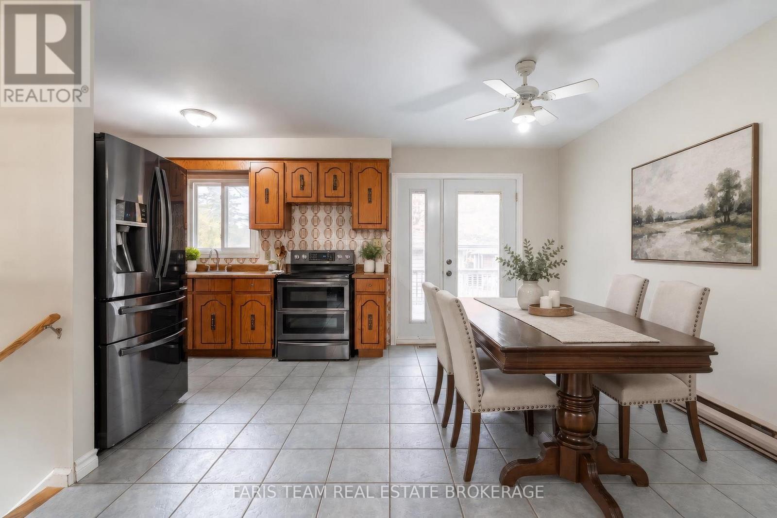 214 Leslie Street, Wasaga Beach, Ontario  L9Z 2R3 - Photo 4 - S14092616
