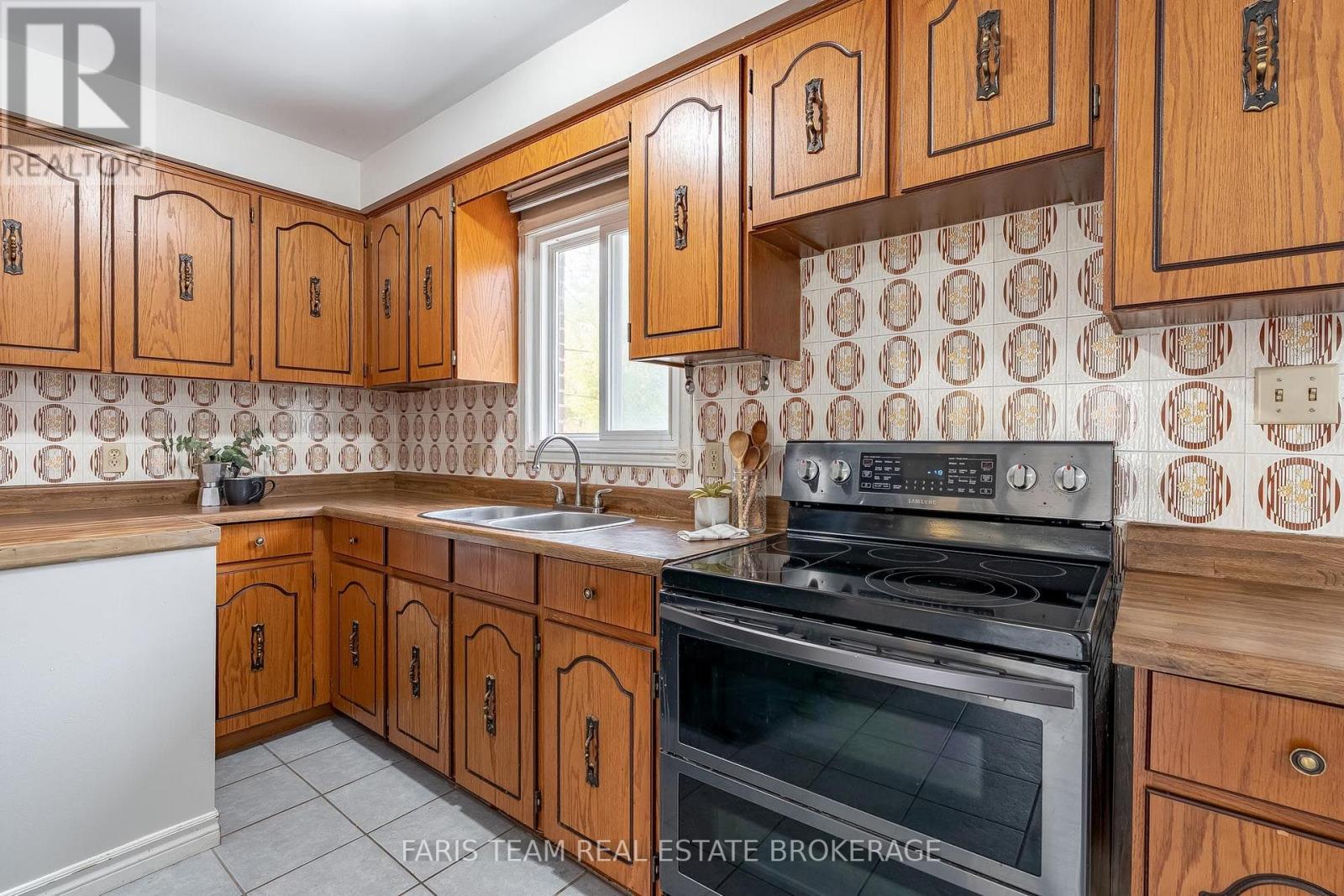 214 Leslie Street, Wasaga Beach, Ontario  L9Z 2R3 - Photo 6 - S14092616