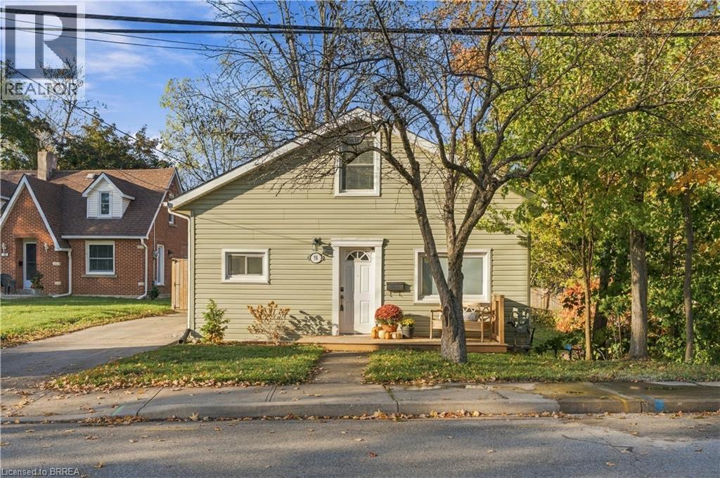 98 DUNDAS Street W, Paris, Ontario