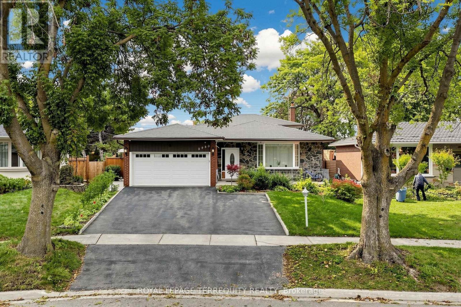 3253 Ibbetson Crescent, Mississauga, Ontario  L5C 1Z1 - Photo 1 - W14092906