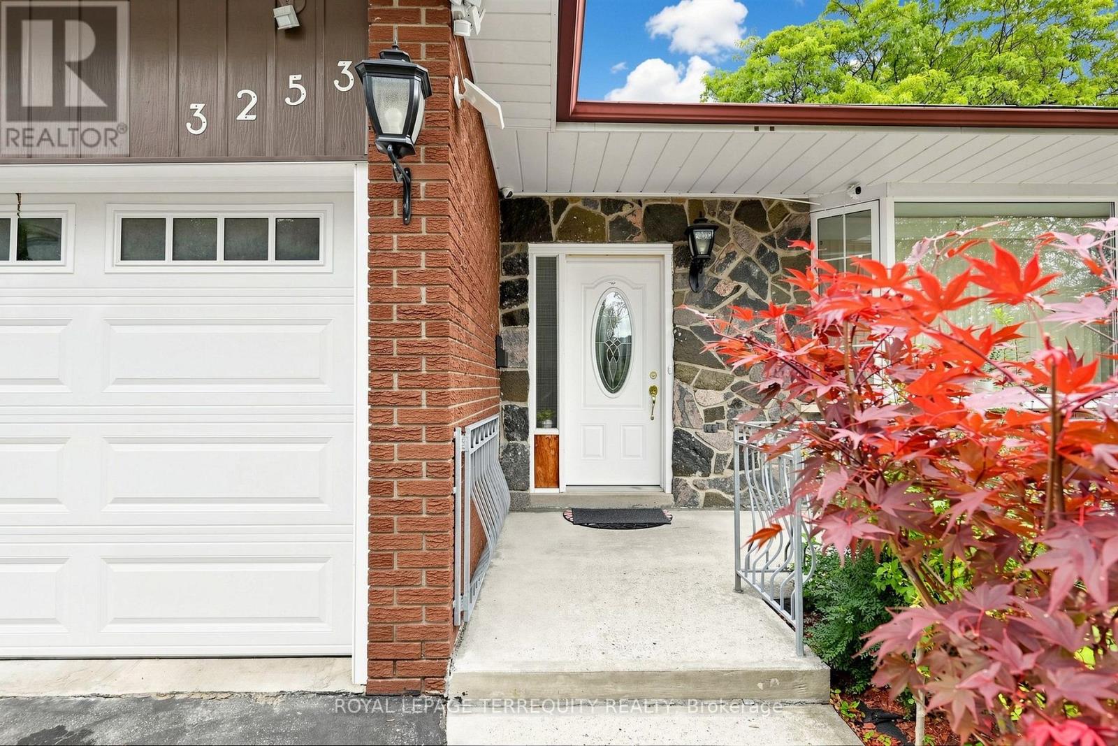 3253 Ibbetson Crescent, Mississauga, Ontario  L5C 1Z1 - Photo 2 - W14092906