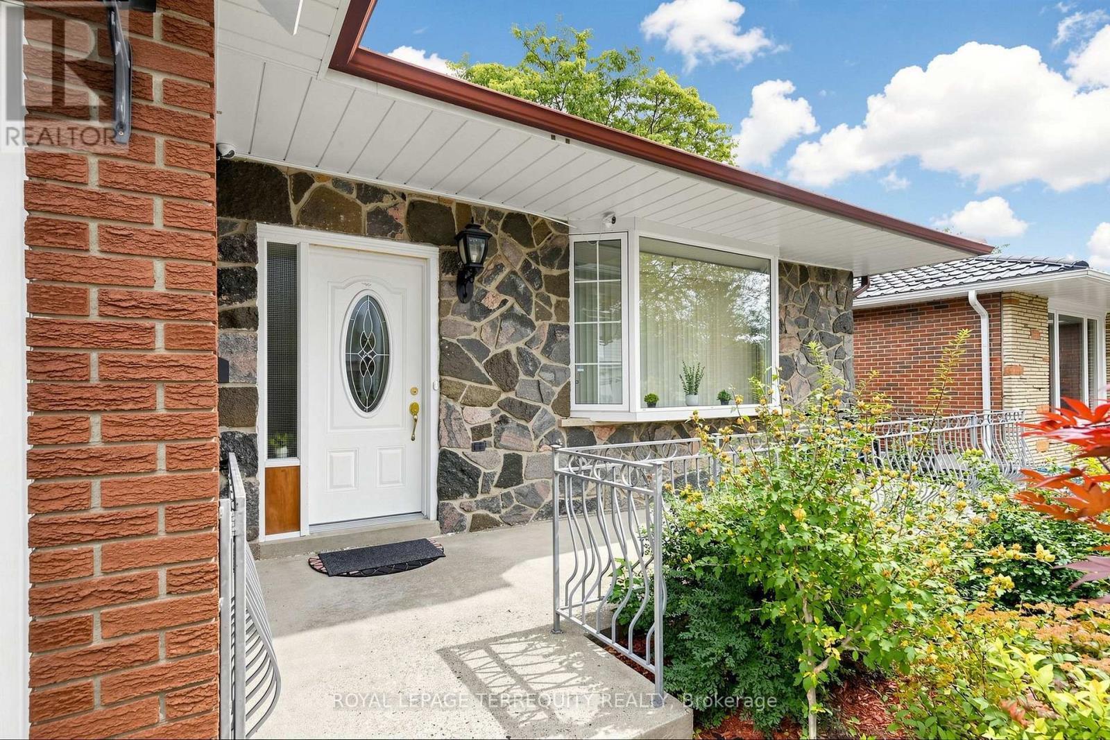 3253 Ibbetson Crescent, Mississauga, Ontario  L5C 1Z1 - Photo 3 - W14092906