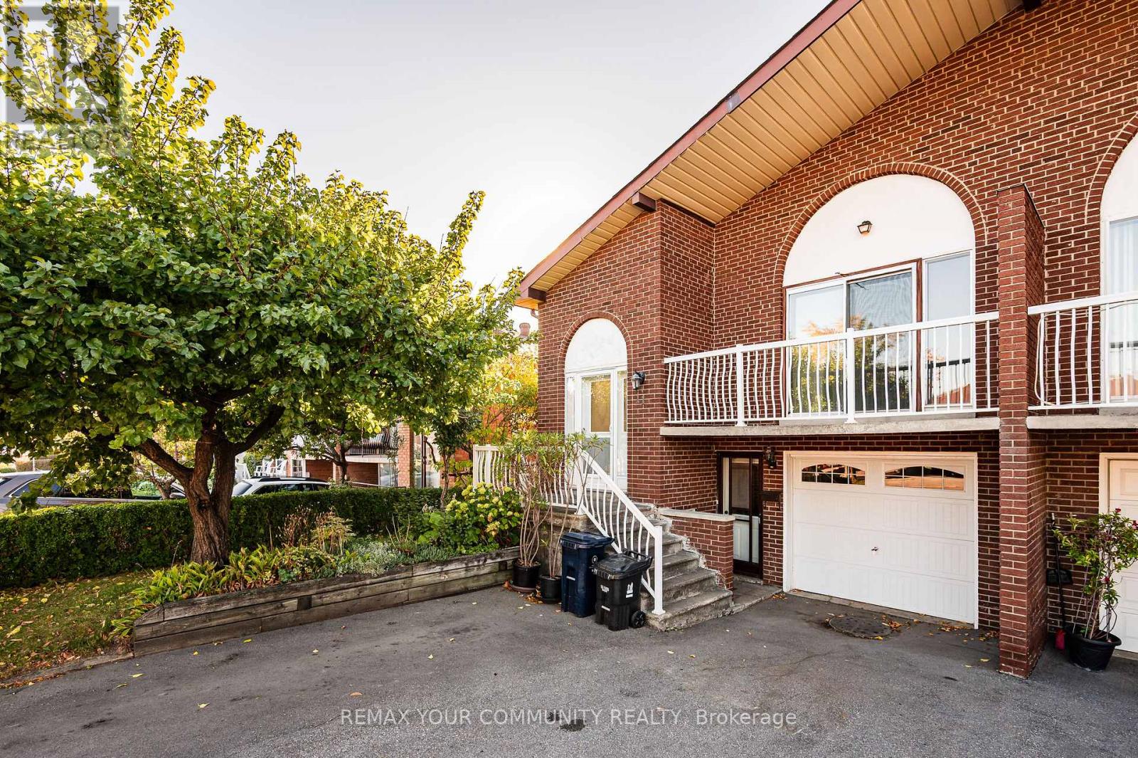 11 Anthia Drive, Toronto, Ontario  M9L 1K6 - Photo 2 - W14093032