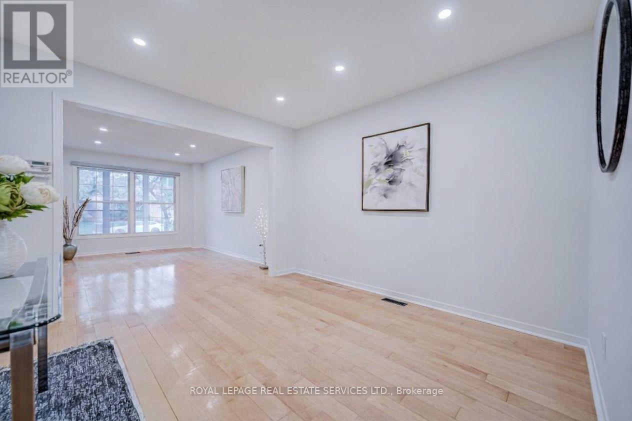 796 Buckingham Court, Mississauga, Ontario  L5C 4M3 - Photo 7 - W14090024