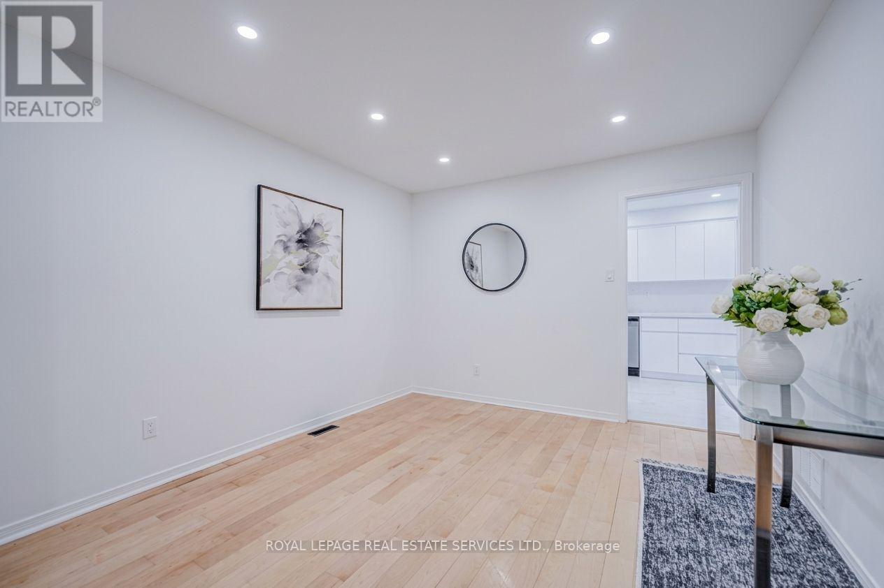 796 Buckingham Court, Mississauga, Ontario  L5C 4M3 - Photo 8 - W14090024