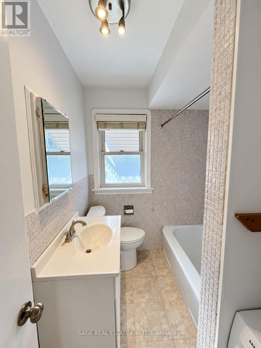 Upper/main Unit - 309 Blantyre Avenue, Toronto, Ontario  M1N 2S6 - Photo 17 - E14093110