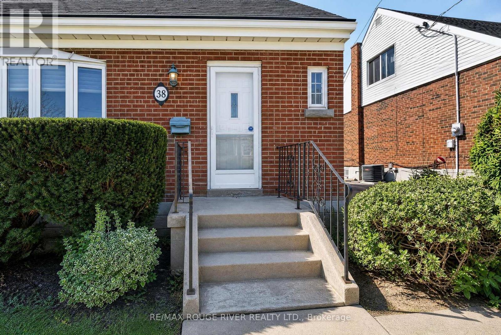 38 Singleton Rd Road, Toronto, Ontario  M1R 1H9 - Photo 4 - E14093164